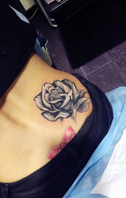 臀部黑灰玫瑰花纹身图案