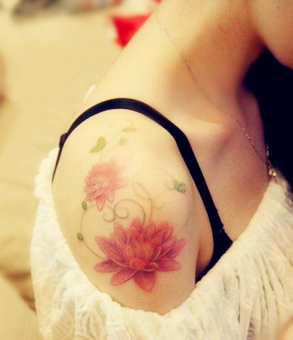 美女肩膀上漂亮的荷花纹身图案