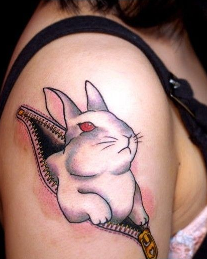 女子肩部的拉链红眼兔子纹身