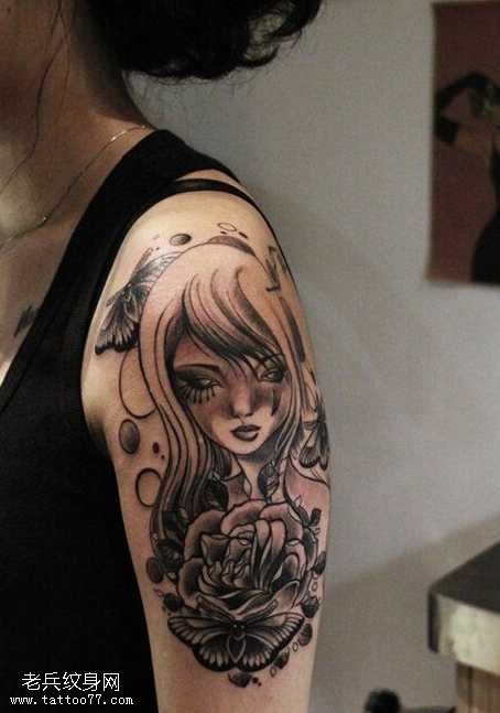 手臂黑灰小丑蛾子纹身图案