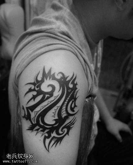 手臂超酷的图腾纹身图案