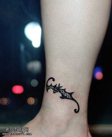 腿脚蝙蝠图腾纹身图案