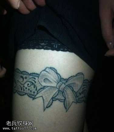 腿部蝴蝶蕾丝纹身图案