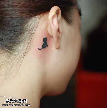 耳朵后面一只小黑猫纹身图案