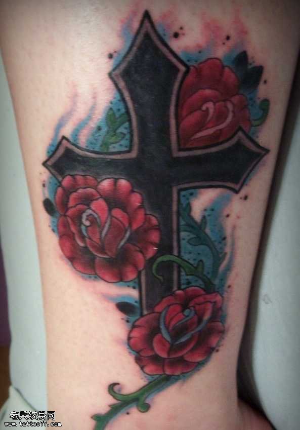 腿部漂亮玫瑰十字架纹身图案
