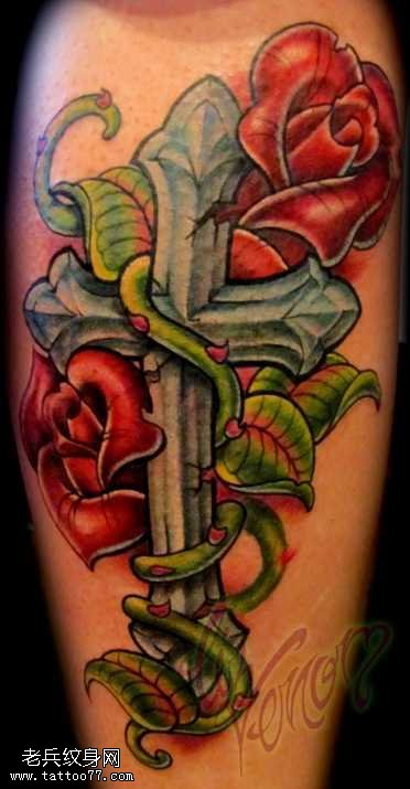 腿部十字架玫瑰纹身图案