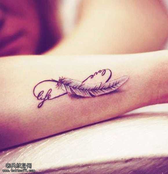 手臂唯美的羽毛纹身图案