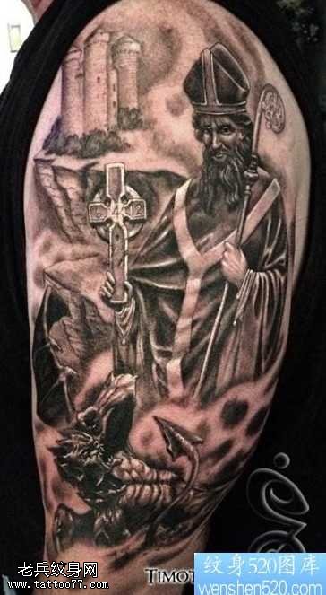 大臂欧美国王纹身图案