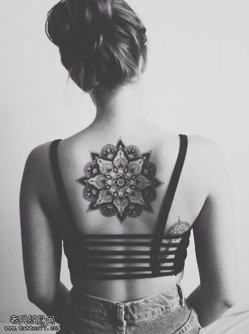 背部唯美漂亮蕾丝花纹身图案
