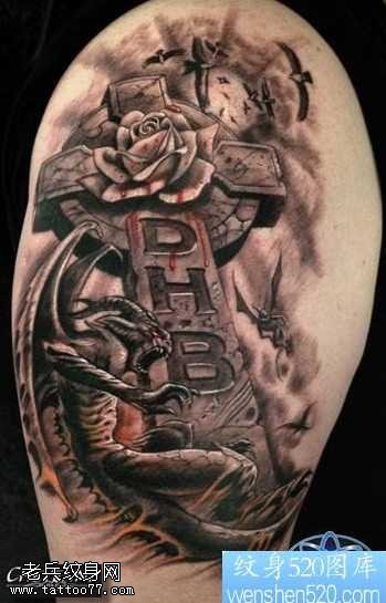 大臂欧美十字纹身图案