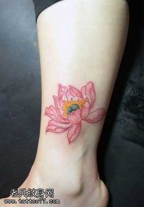 腿部彩色莲花纹身图案