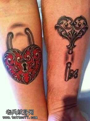 腿部红心锁钥匙纹身图案
