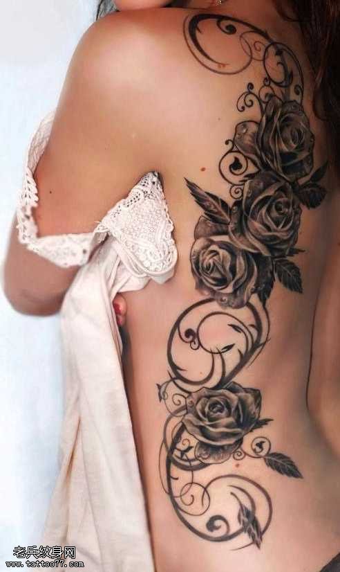 腰部鲜花盛开在美女纹身图案