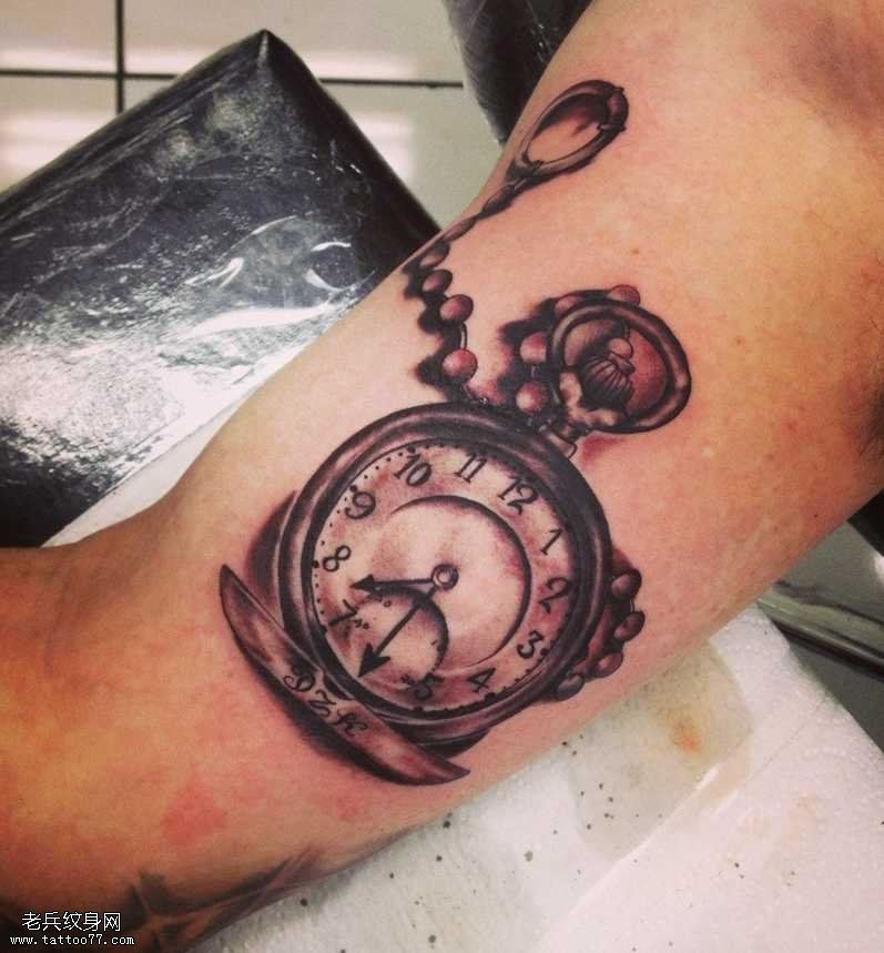 胳膊怀表纹身图案