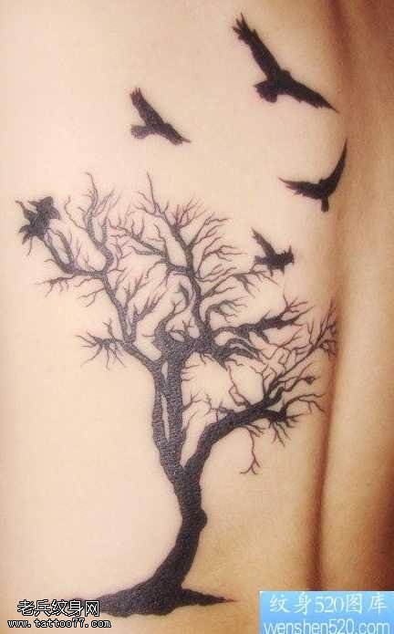 后背图腾树与小鸟纹身图案