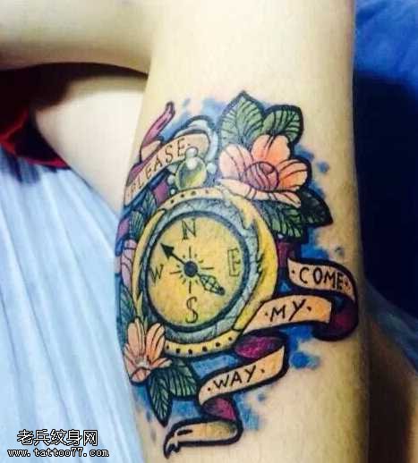 腿部时尚的指南针纹身图案