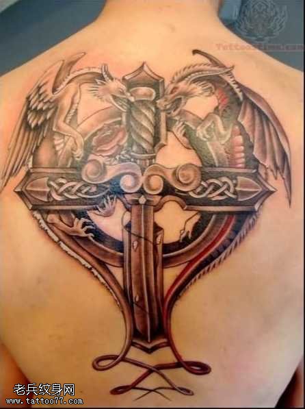 背部时尚大气十字架纹身图案