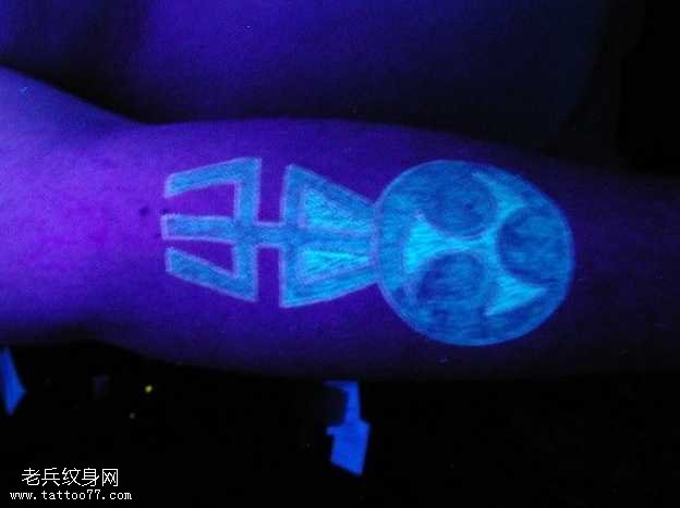 手臂萌卡通纹身图案