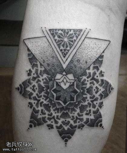 腿部时尚的点刺雪花纹身图案