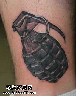 腿部另类的手雷纹身图案