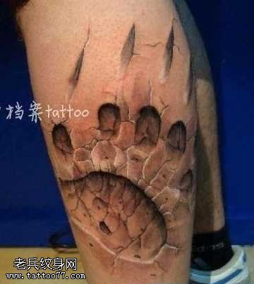 腿部石裂烙印效果熊爪印纹身图案