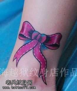 腿部彩色蝴蝶结纹身图案
