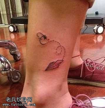 腿部另类潮流的纸飞机纹身图案
