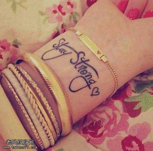 手臂英文字符纹身图案