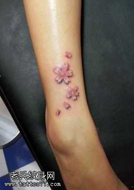 腿部彩色樱花纹身图案