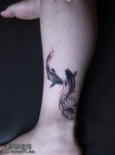 腿部水墨画鲤鱼莲花纹身图案