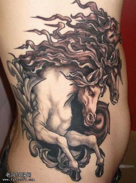 腰部时尚前卫的马纹身图案