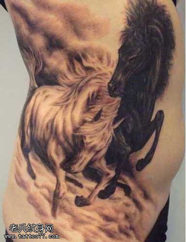 腰部时尚马纹身图案