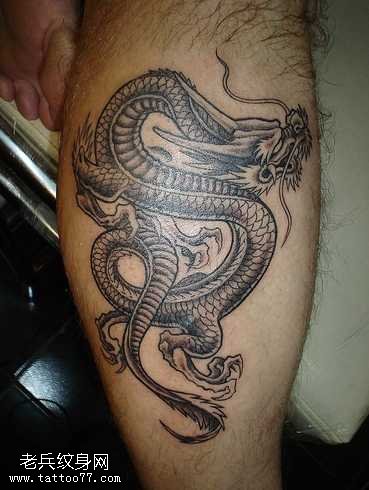 腿部黑灰龙纹身图案