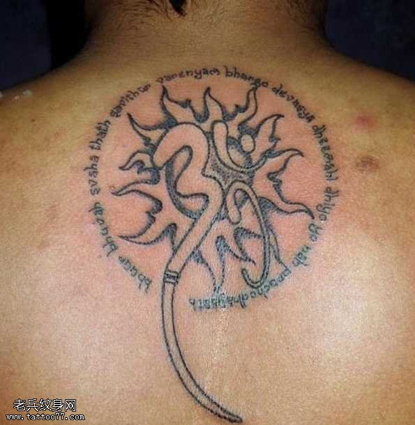 背部漂亮好看的梵文纹身图案