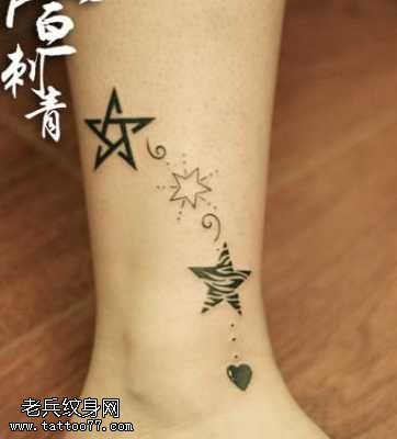 腿部精美潮流的五角星纹身图案