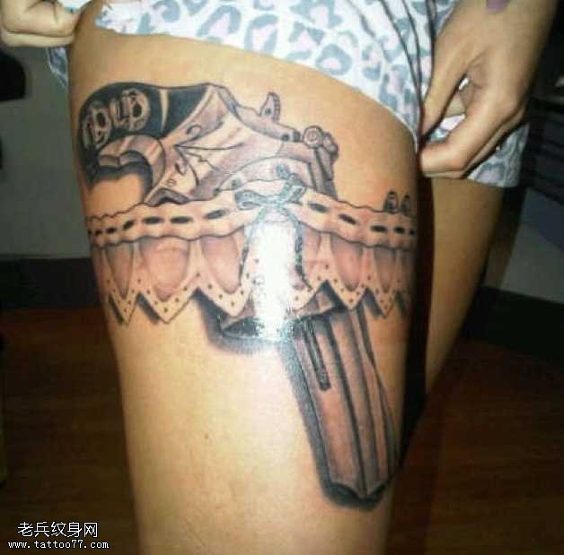 腿部蕾丝手枪纹身图案