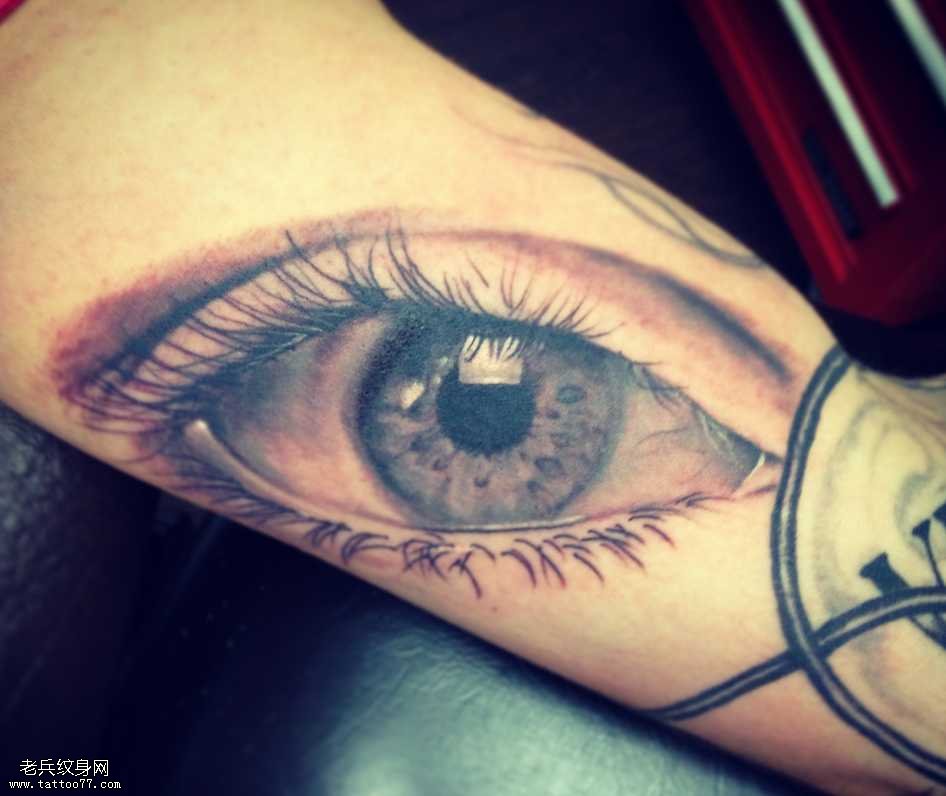 胳膊逼真眼睛纹身图案
