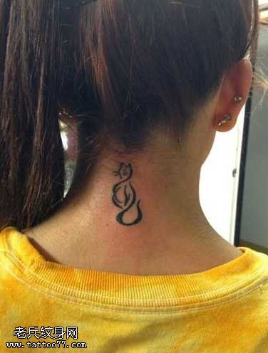 颈部小清新猫咪纹身图案