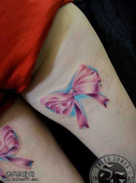 腿部漂亮的彩色蝴蝶结纹身图案