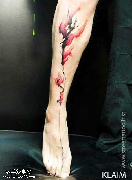 腿部血纹身图案