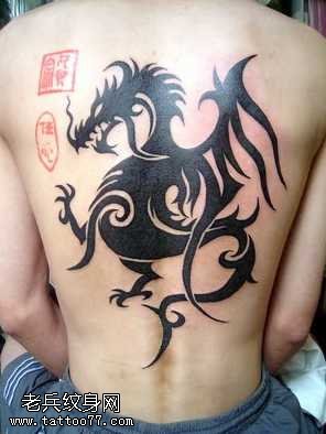 背部帅气的飞龙纹身图案