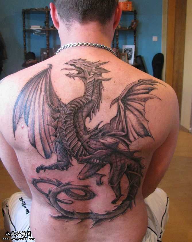 背部帅气的飞龙纹身图案