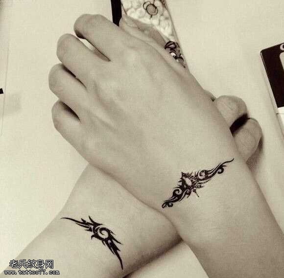 手臂爱翅膀纹身图案