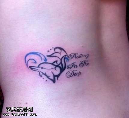 腰部爱心海豚纹身图案