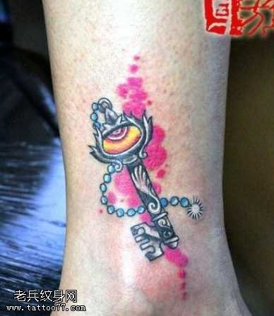 腿部流行好看的钥匙纹身图案