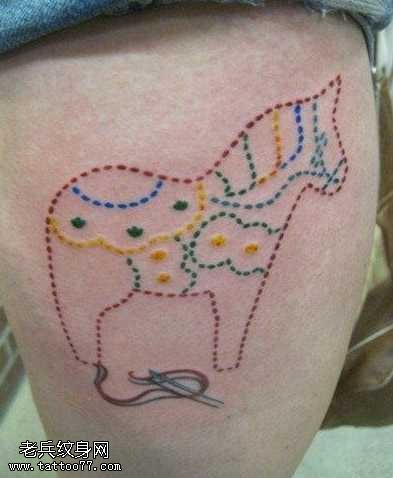 腿部毛线线条马纹身图案