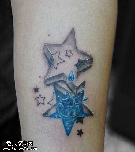 腿部烙印与浮雕的五角星纹身图案