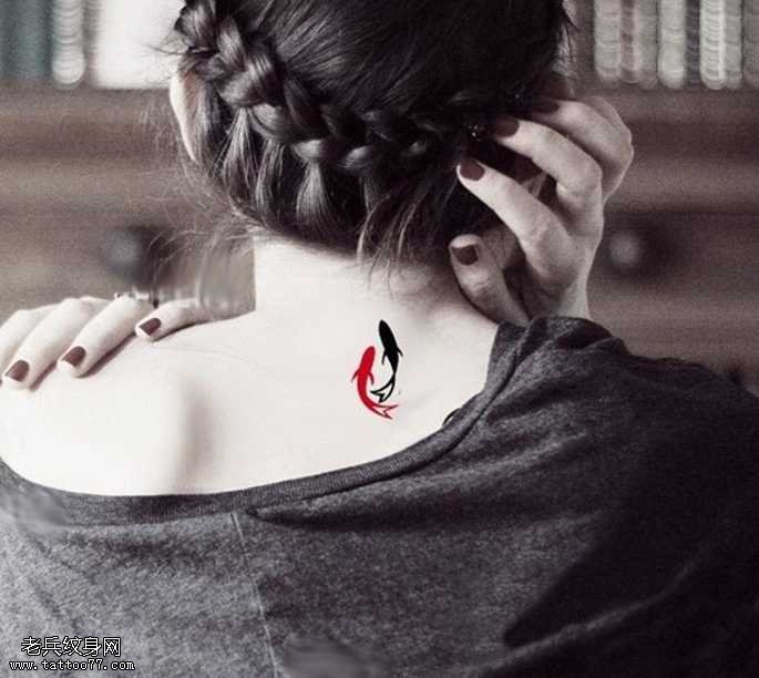 脖部红黑双鱼纹身图案