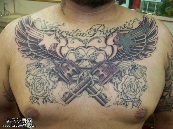 胸部手枪翅膀纹身图案