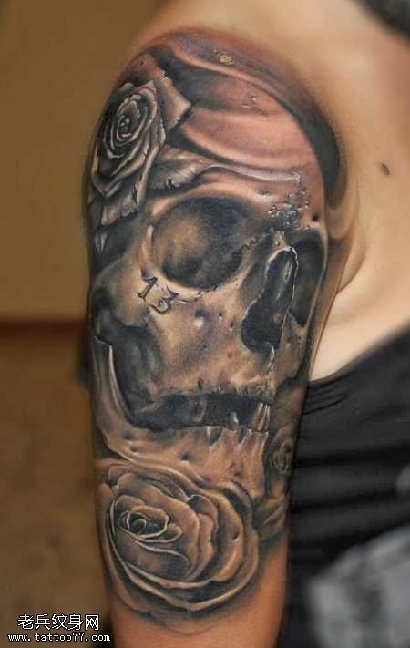 手臂上的骷髅头纹身图案